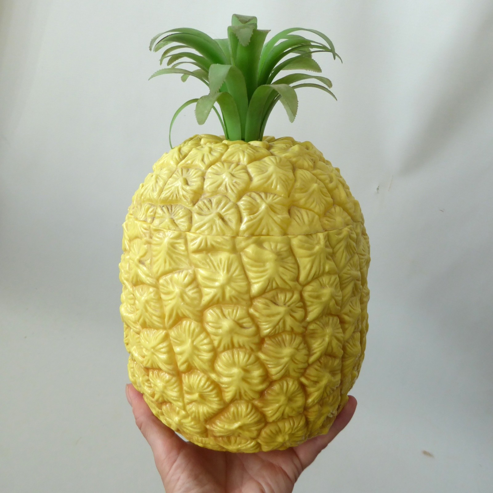 Big plastic pineapple ice bucket, vintage 1970s retro kitsch barware mid century - Image 8