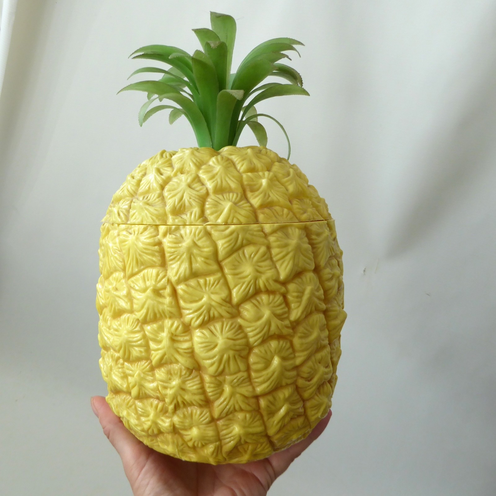 Big plastic pineapple ice bucket, vintage 1970s retro kitsch barware mid century - Image 9