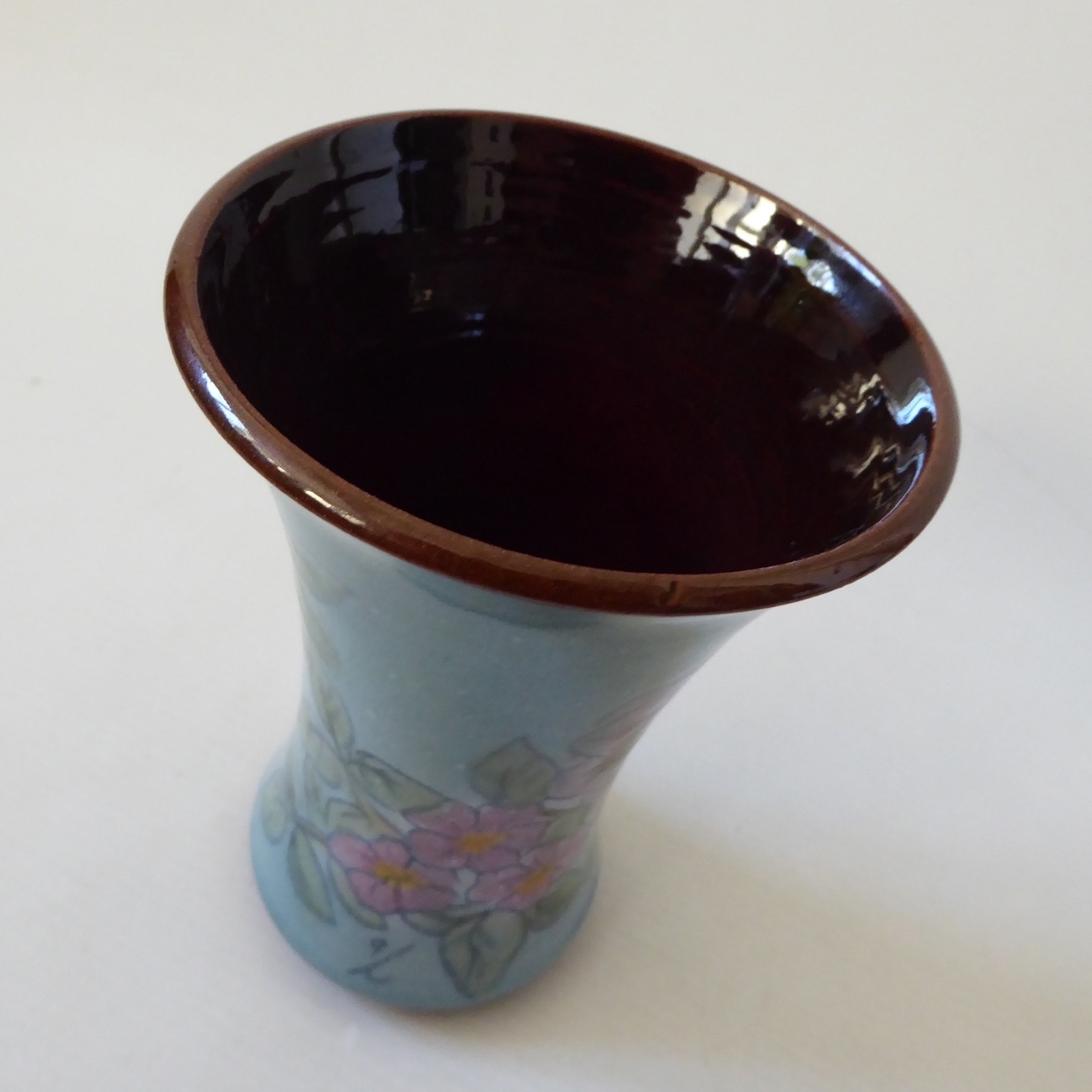 Chelsea Pottery Yannick Le Troadec art vase, blue pansies flowers. Vintage 1960s - Image 10