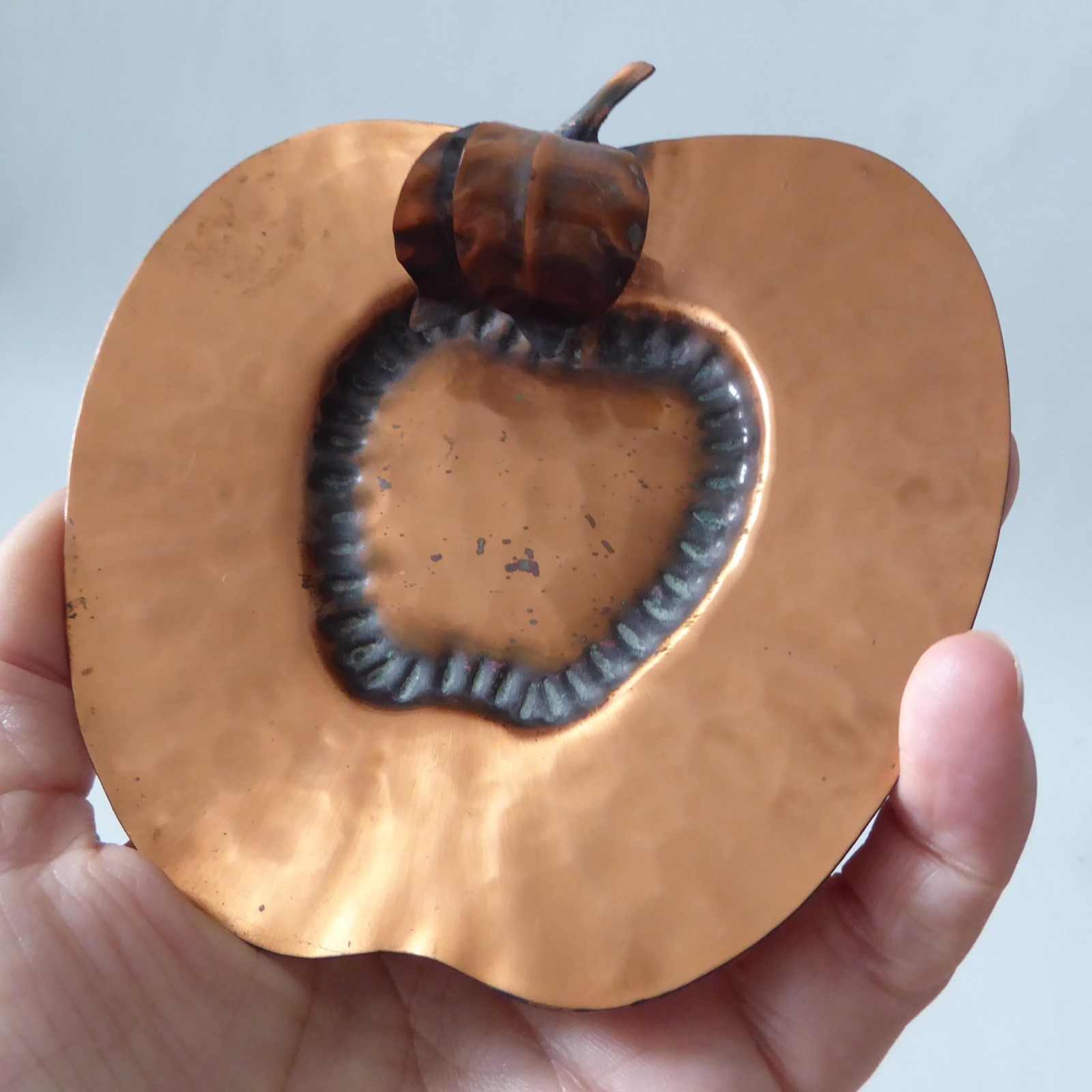 Handmade solid copper apple wall hanging plaque, pin dish. Made in USA, vintage - Image 3