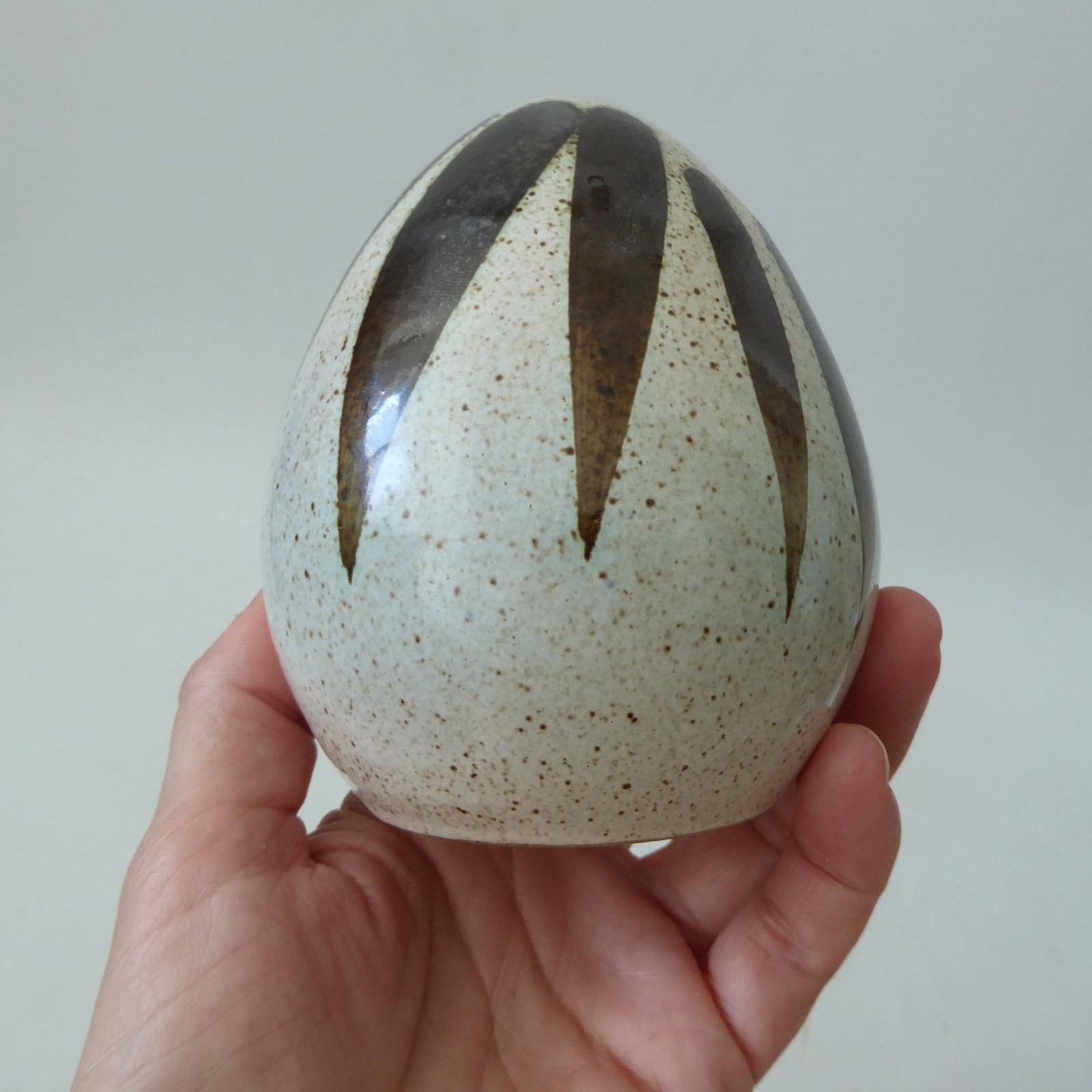 Jenny Haigh Poole A22 egg-shaped pottery bud vase + 2 holes, sculpture. Vintage - Image 11