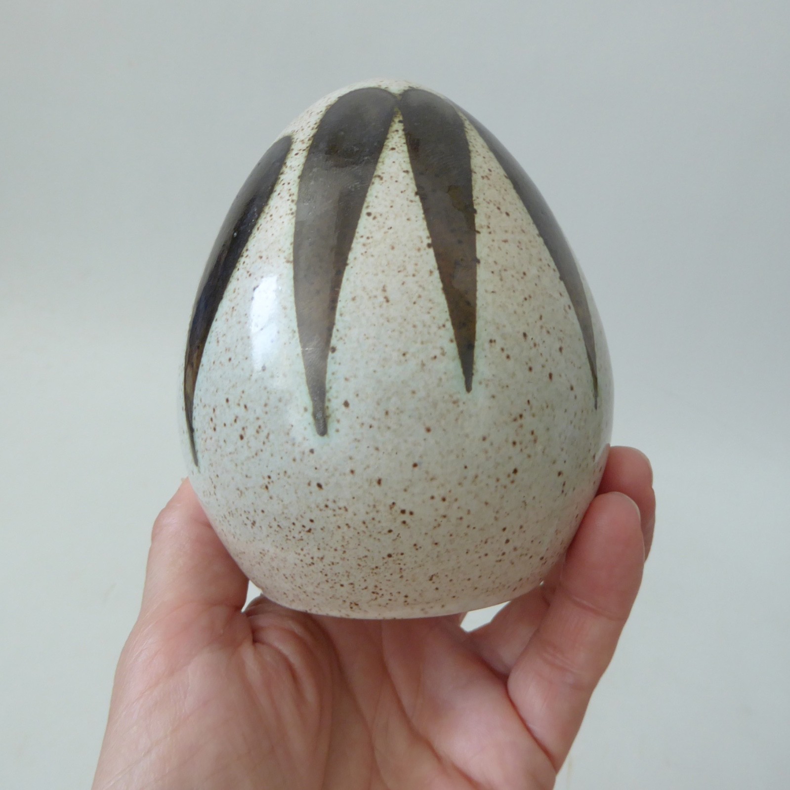Jenny Haigh Poole A22 egg-shaped pottery bud vase + 2 holes, sculpture. Vintage - Image 12