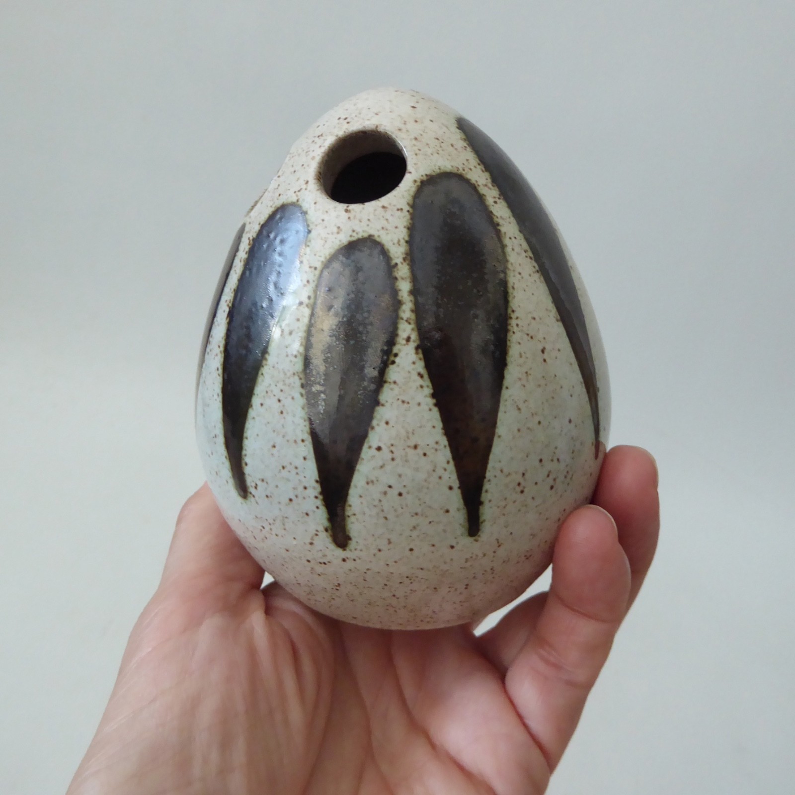 Jenny Haigh Poole A22 egg-shaped pottery bud vase + 2 holes, sculpture. Vintage - Image 13