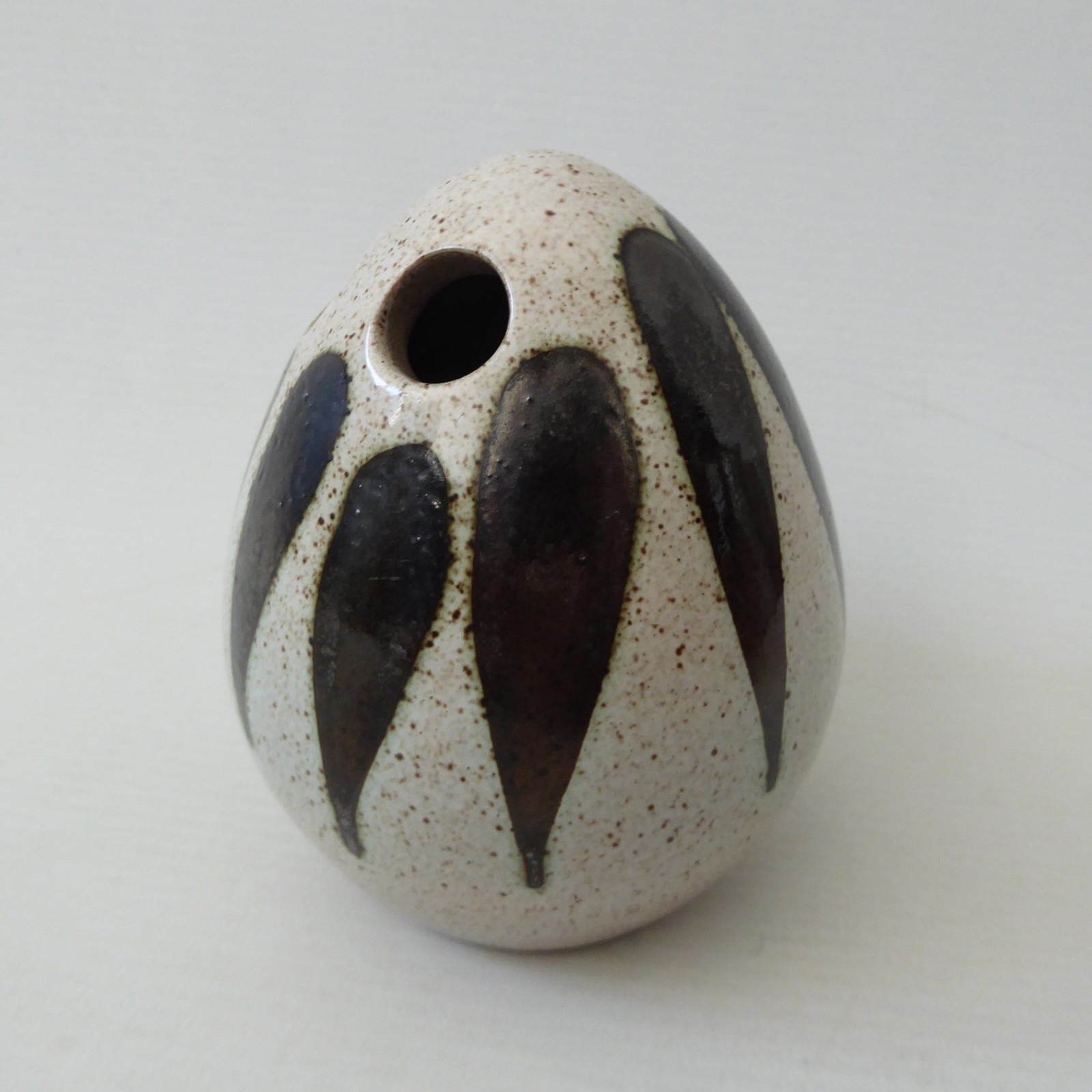 Jenny Haigh Poole A22 egg-shaped pottery bud vase + 2 holes, sculpture. Vintage - Image 3