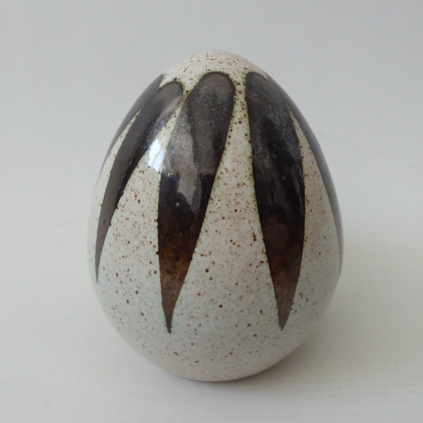 Jenny Haigh Poole A22 egg-shaped pottery bud vase + 2 holes, sculpture. Vintage - Image 4