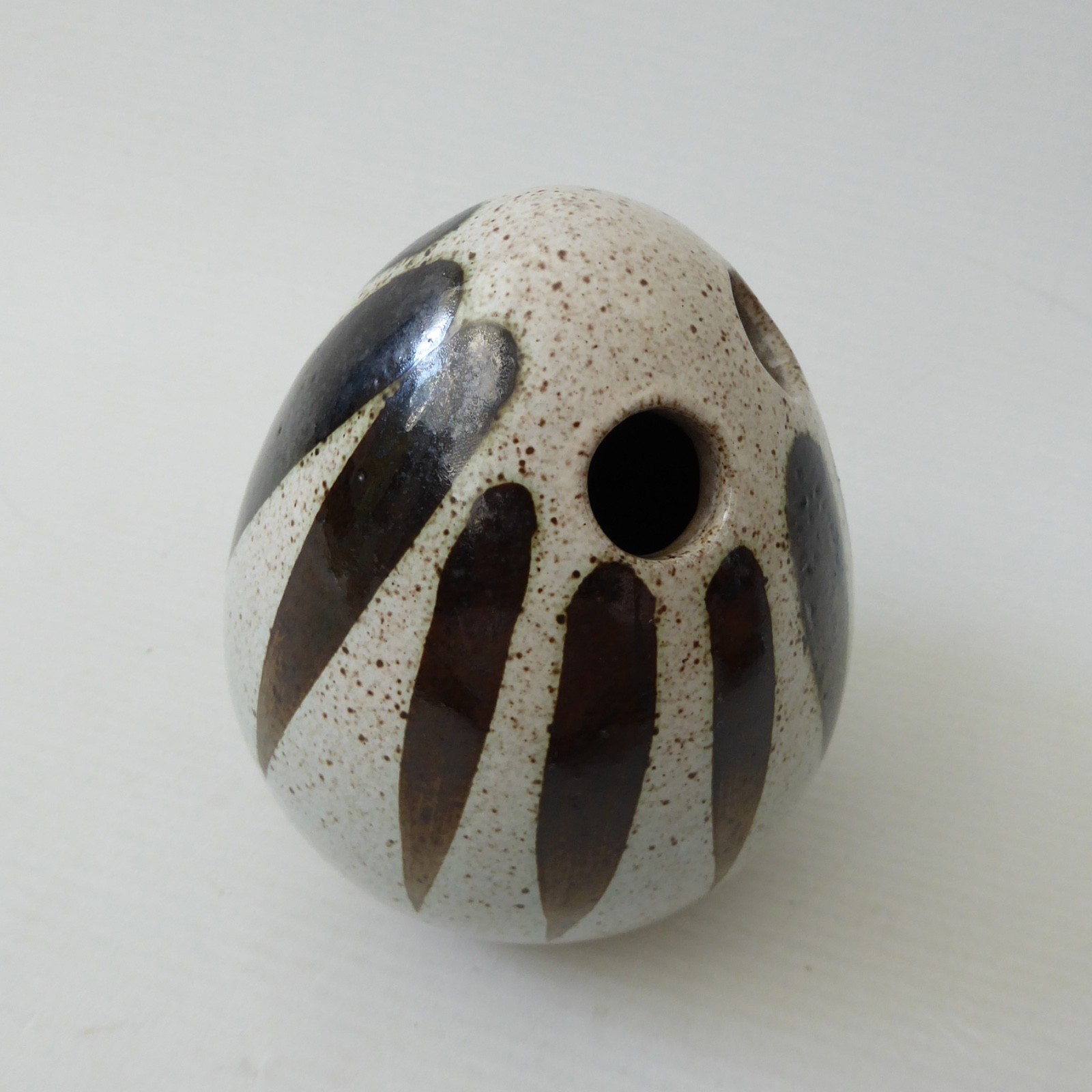 Jenny Haigh Poole A22 egg-shaped pottery bud vase + 2 holes, sculpture. Vintage - Image 5