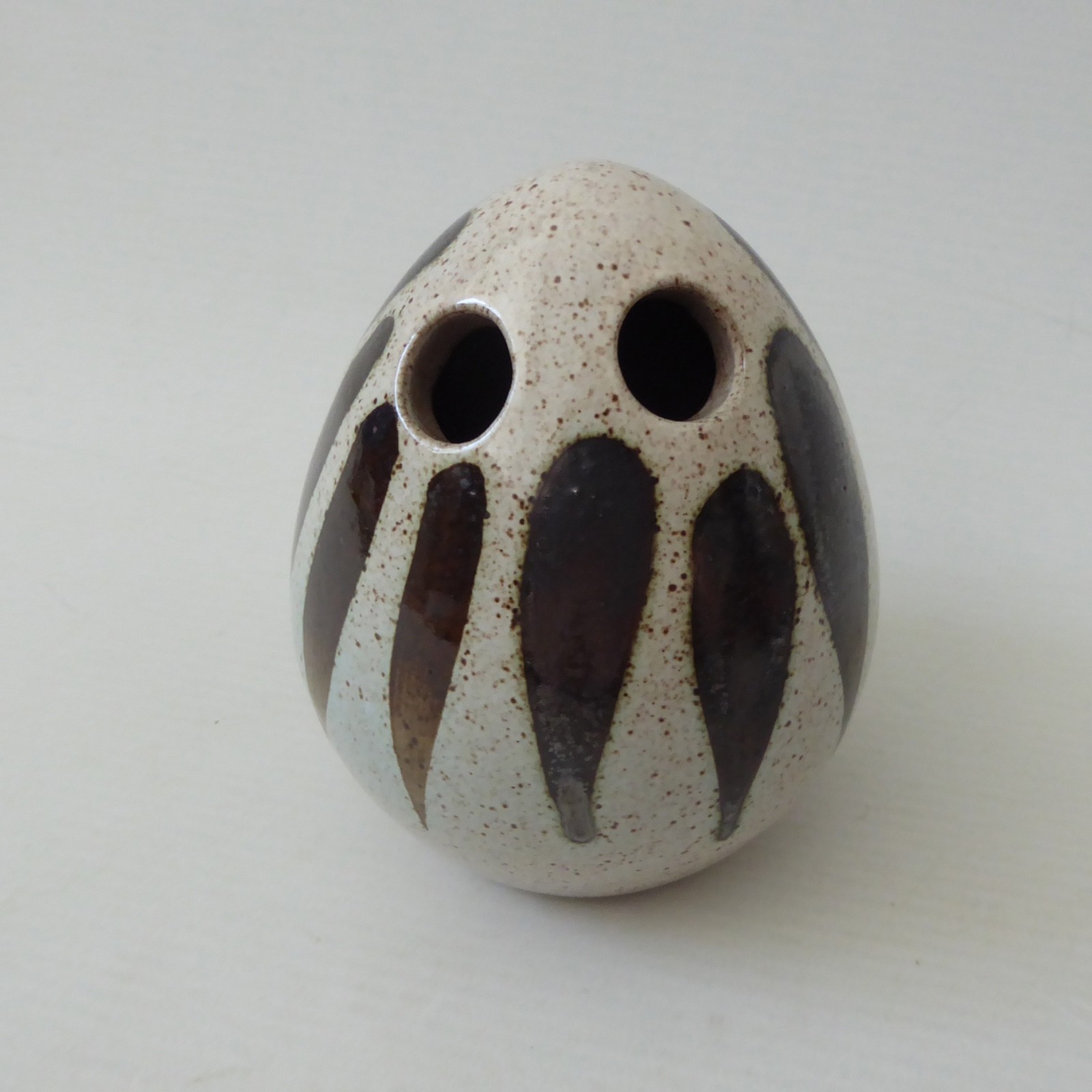 Jenny Haigh Poole A22 egg-shaped pottery bud vase + 2 holes, sculpture. Vintage - Image 6