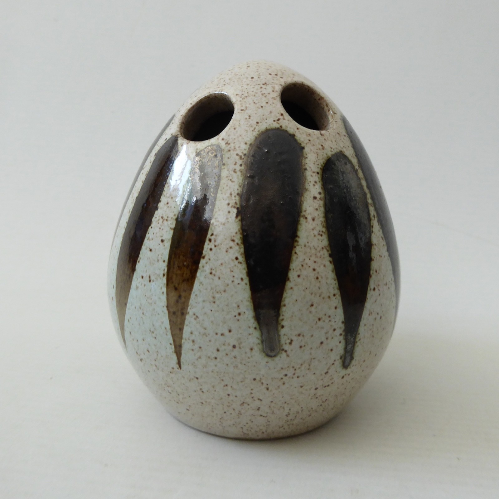 Jenny Haigh Poole A22 egg-shaped pottery bud vase + 2 holes, sculpture. Vintage - Image 7