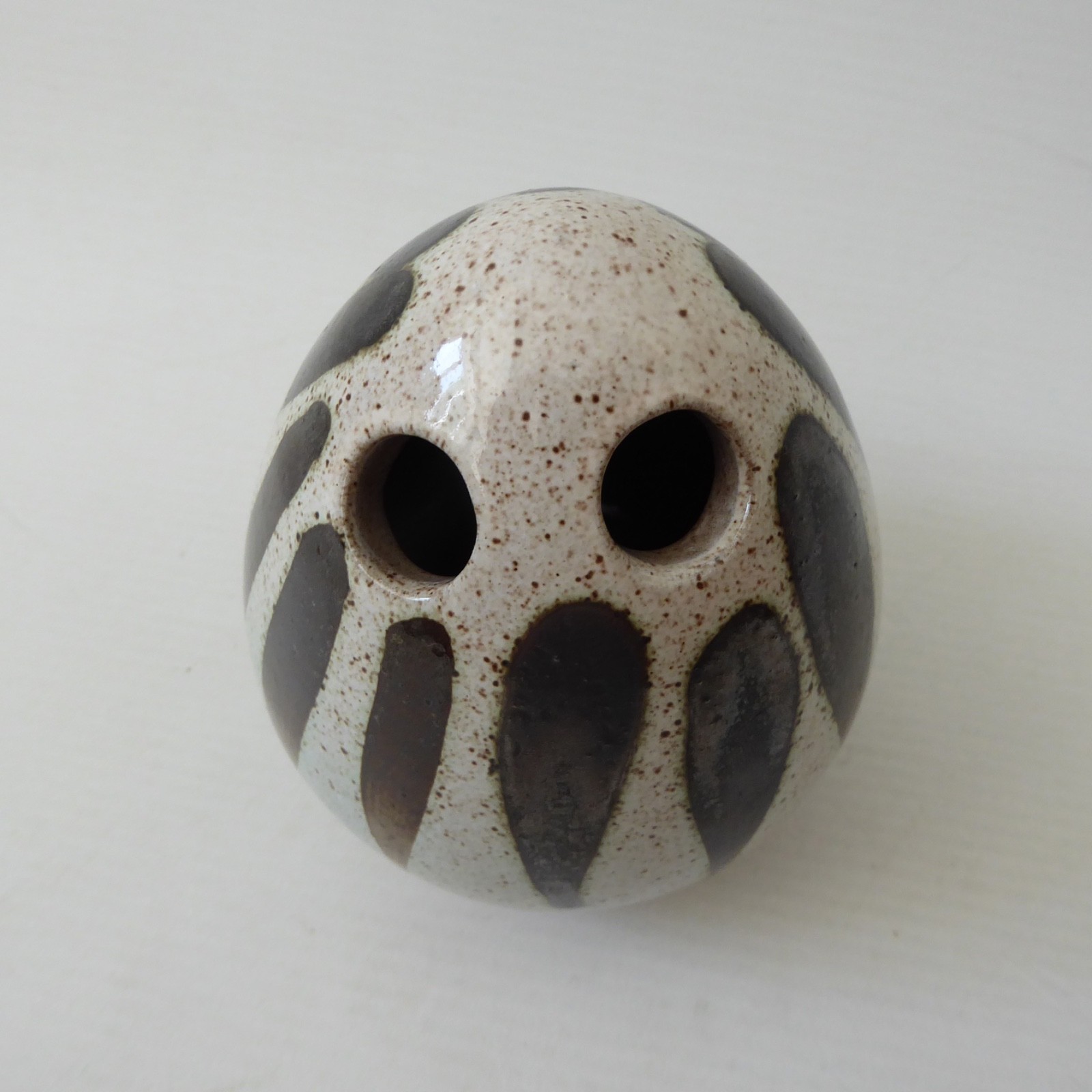 Jenny Haigh Poole A22 egg-shaped pottery bud vase + 2 holes, sculpture. Vintage - Image 8