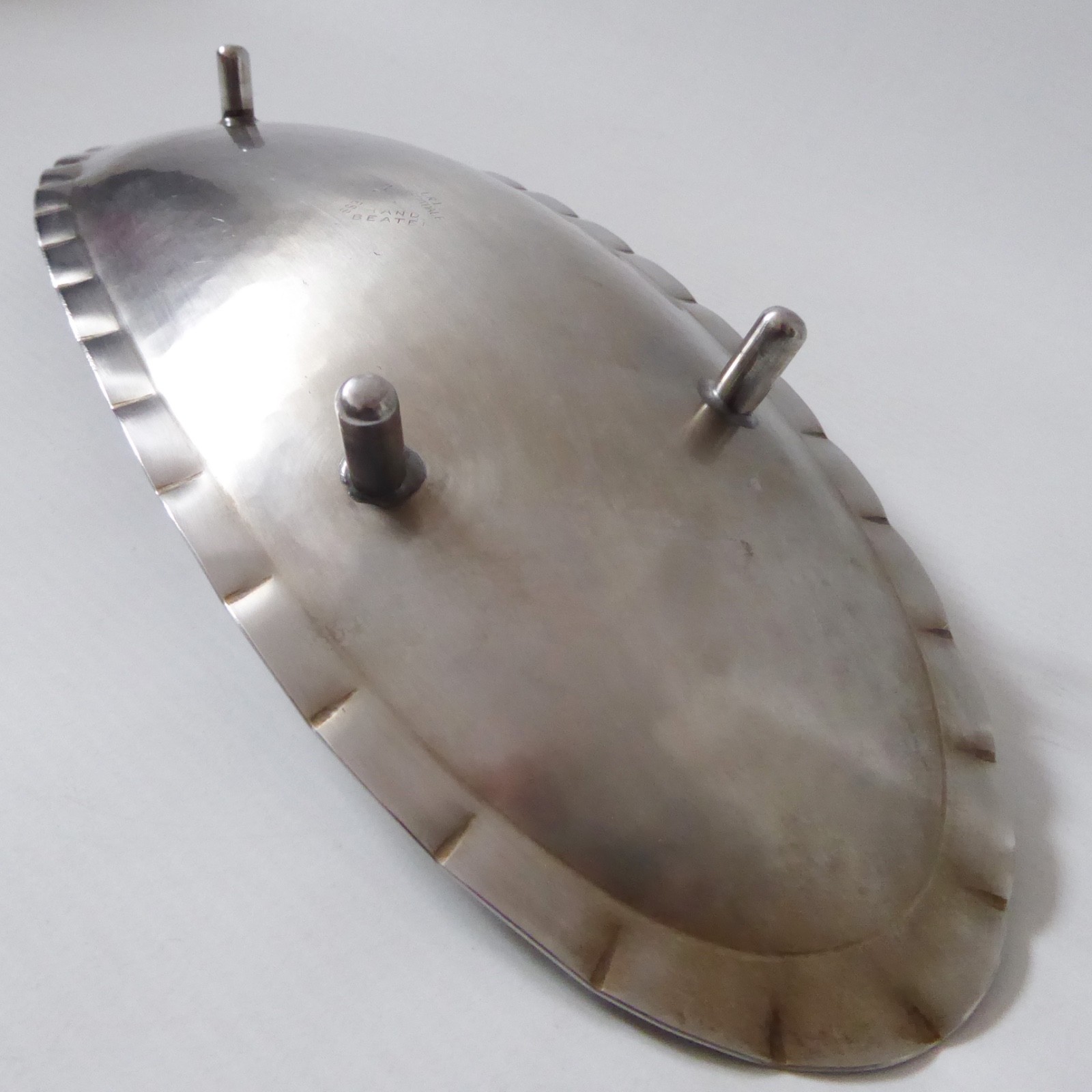 LRI Borrowdale vintage hand-beaten scalloped stainless steel tripod bowl dish - Image 11