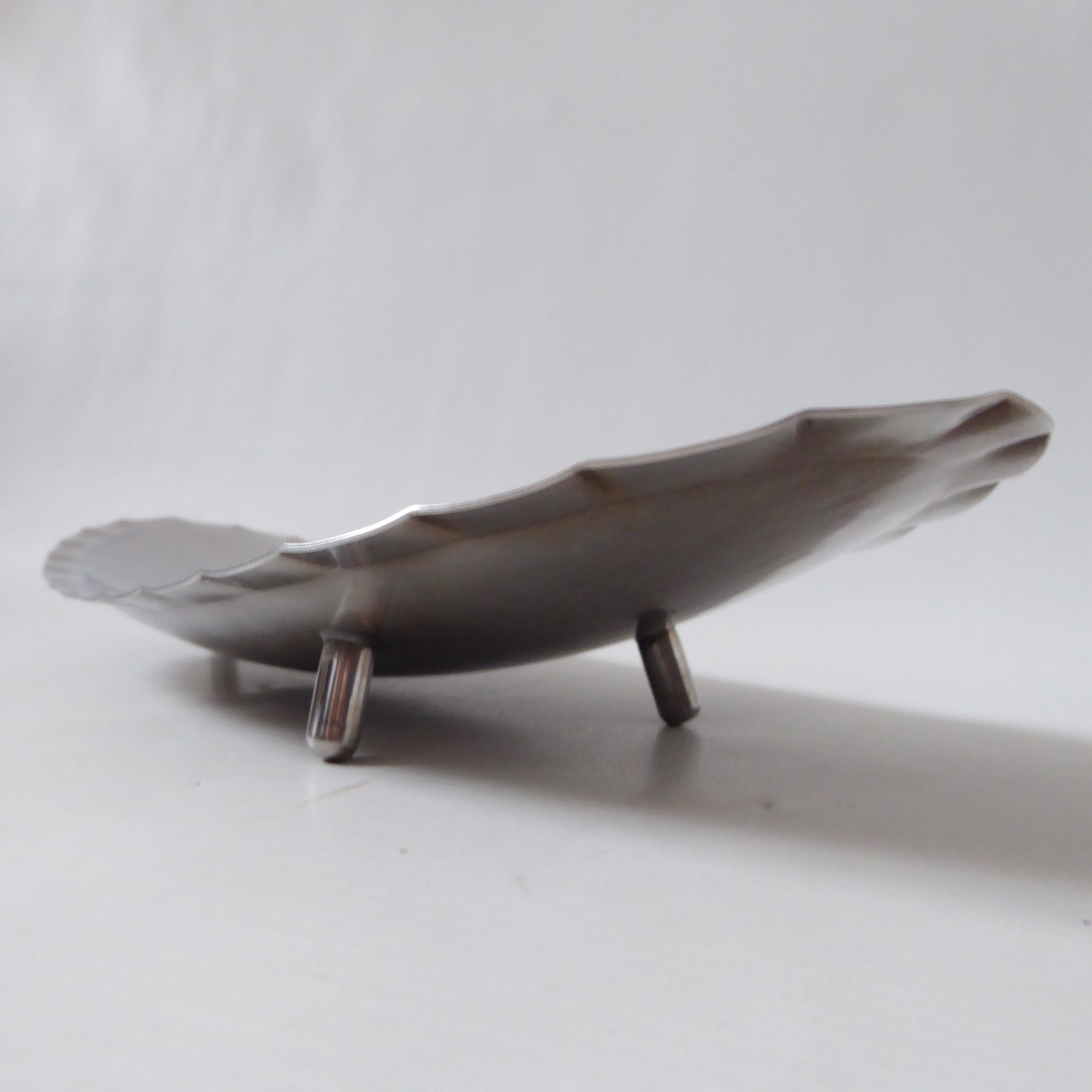 LRI Borrowdale vintage hand-beaten scalloped stainless steel tripod bowl dish - Image 2
