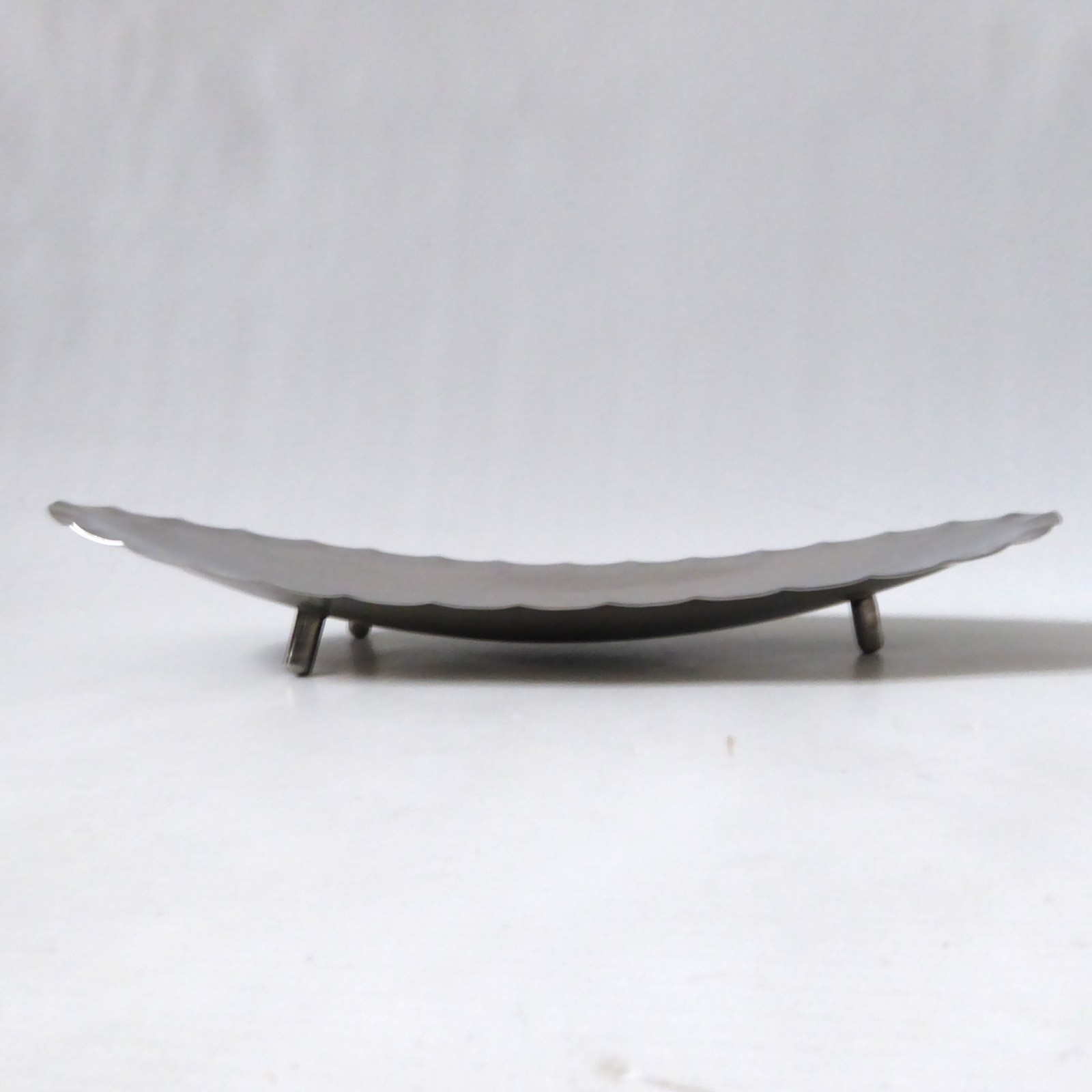 LRI Borrowdale vintage hand-beaten scalloped stainless steel tripod bowl dish - Image 3