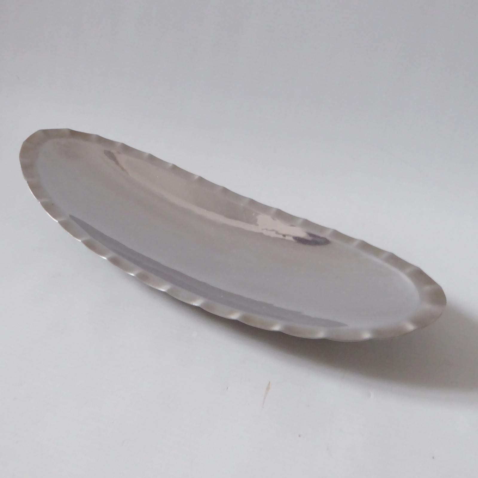 LRI Borrowdale vintage hand-beaten scalloped stainless steel tripod bowl dish - Image 4