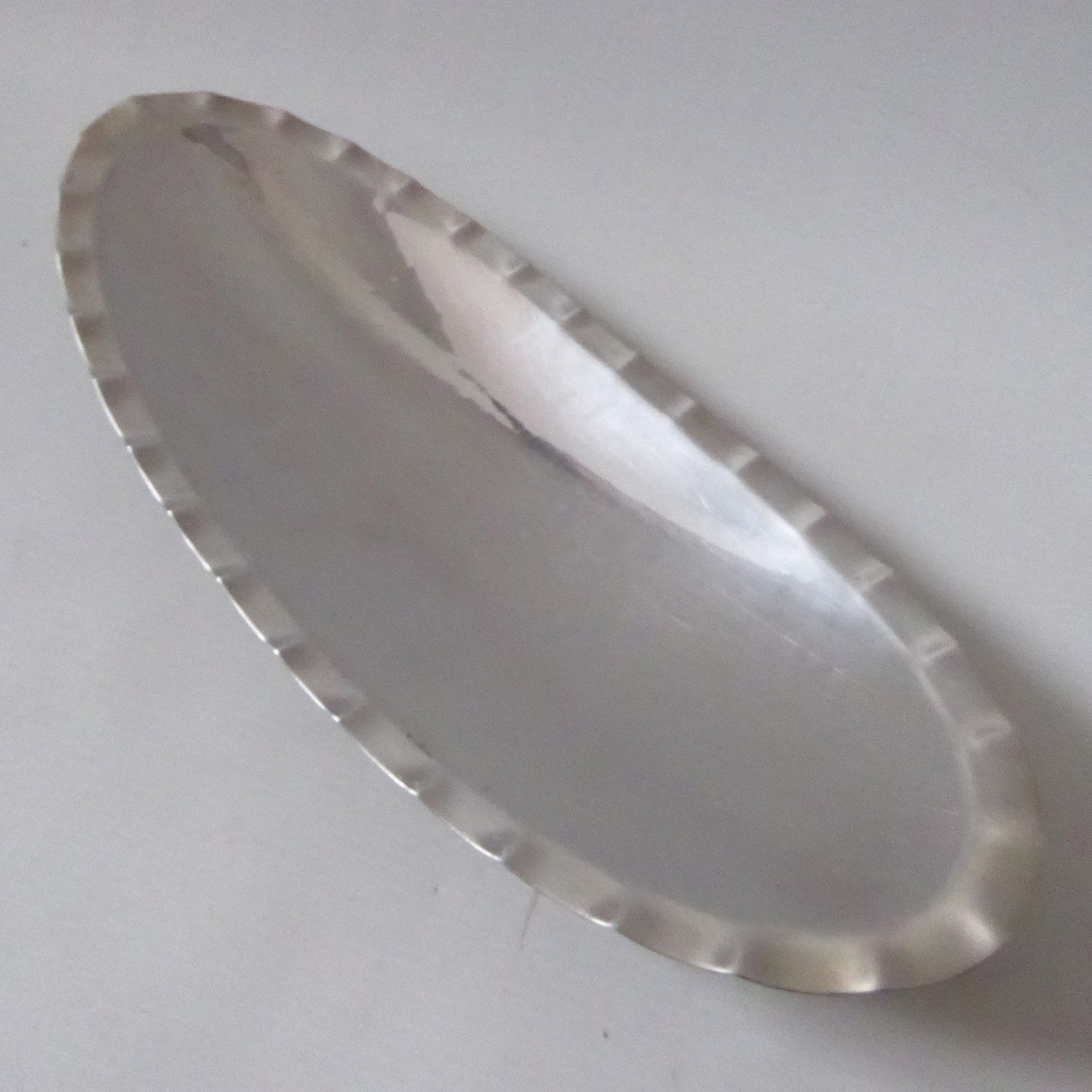 LRI Borrowdale vintage hand-beaten scalloped stainless steel tripod bowl dish - Image 6