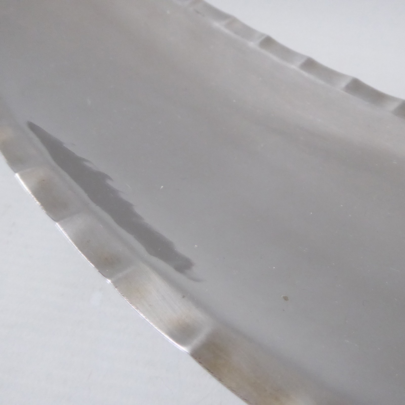LRI Borrowdale vintage hand-beaten scalloped stainless steel tripod bowl dish - Image 7