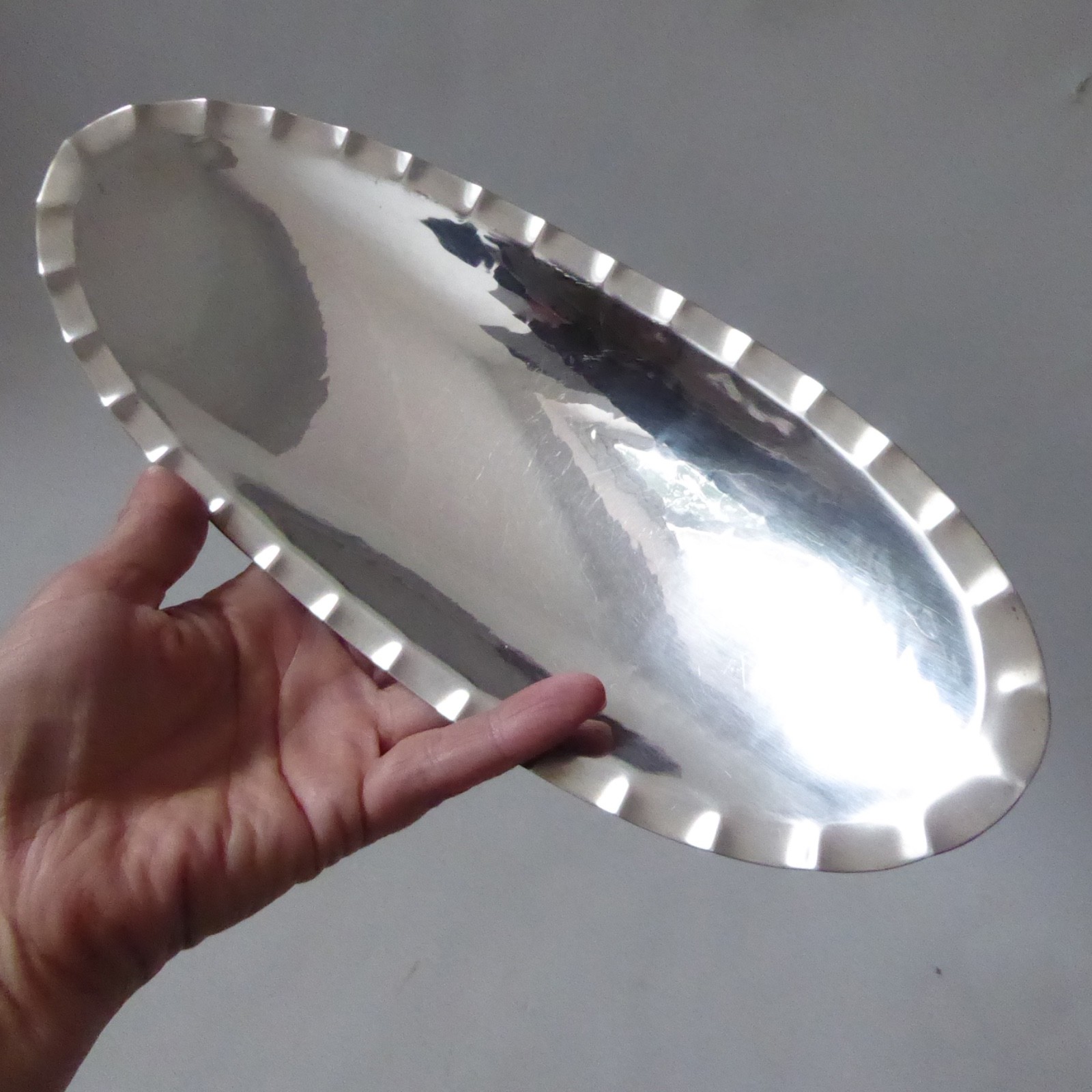 LRI Borrowdale vintage hand-beaten scalloped stainless steel tripod bowl dish - Image 8