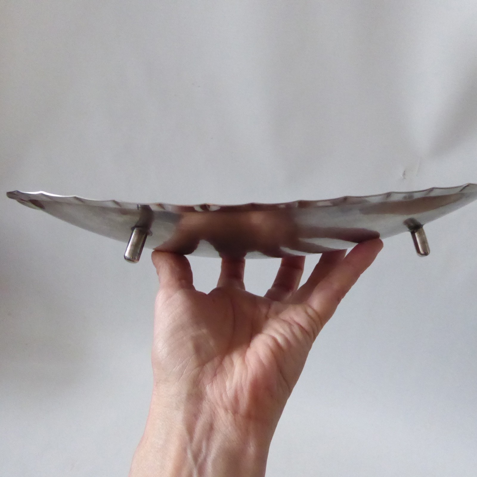 LRI Borrowdale vintage hand-beaten scalloped stainless steel tripod bowl dish - Image 9