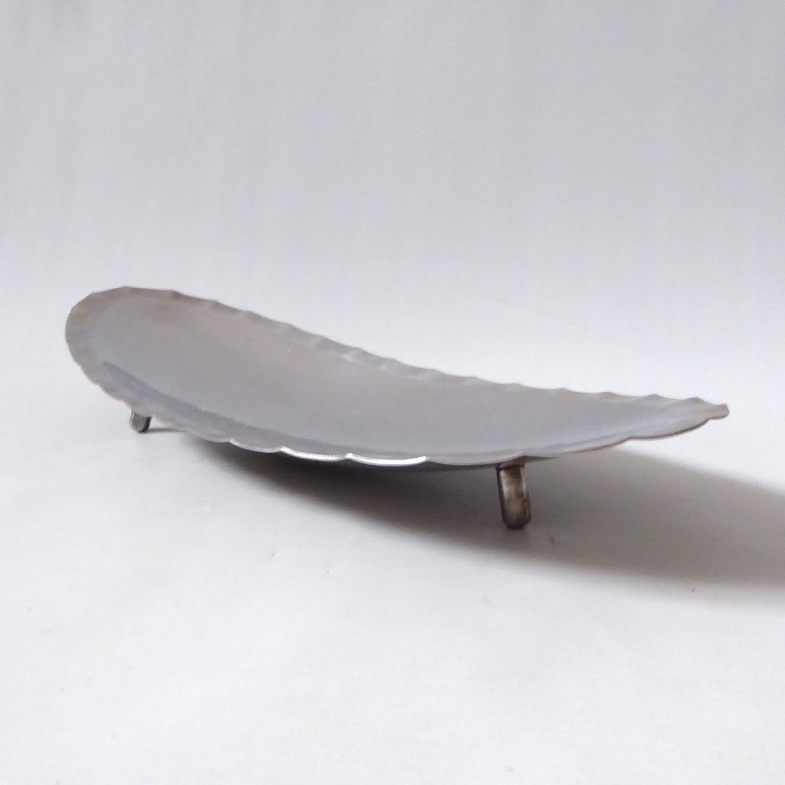 LRI Borrowdale vintage hand-beaten scalloped stainless steel tripod bowl dish