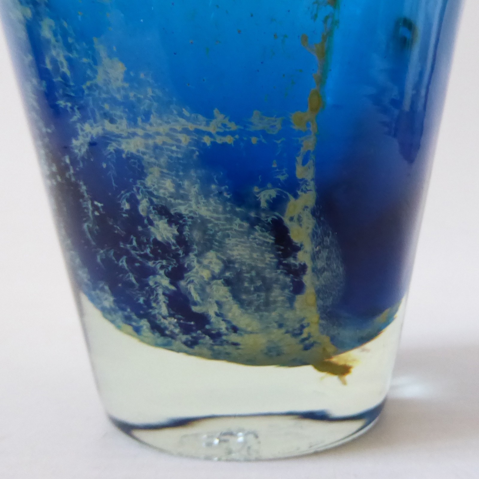 Mdina vintage art glass vase, slim tapered Sea & Sand. Michael Harris design 70s - Image 5