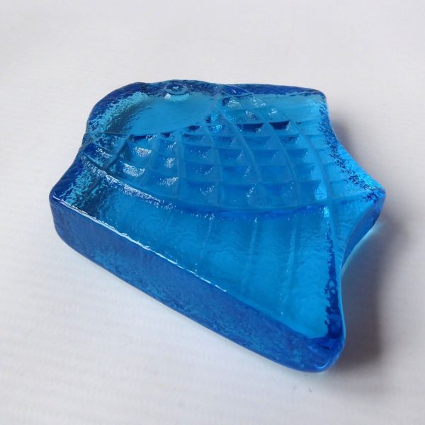 Modernist abstract fish art glass paperweight, flat back. Turquoise blue vintage - Image 10
