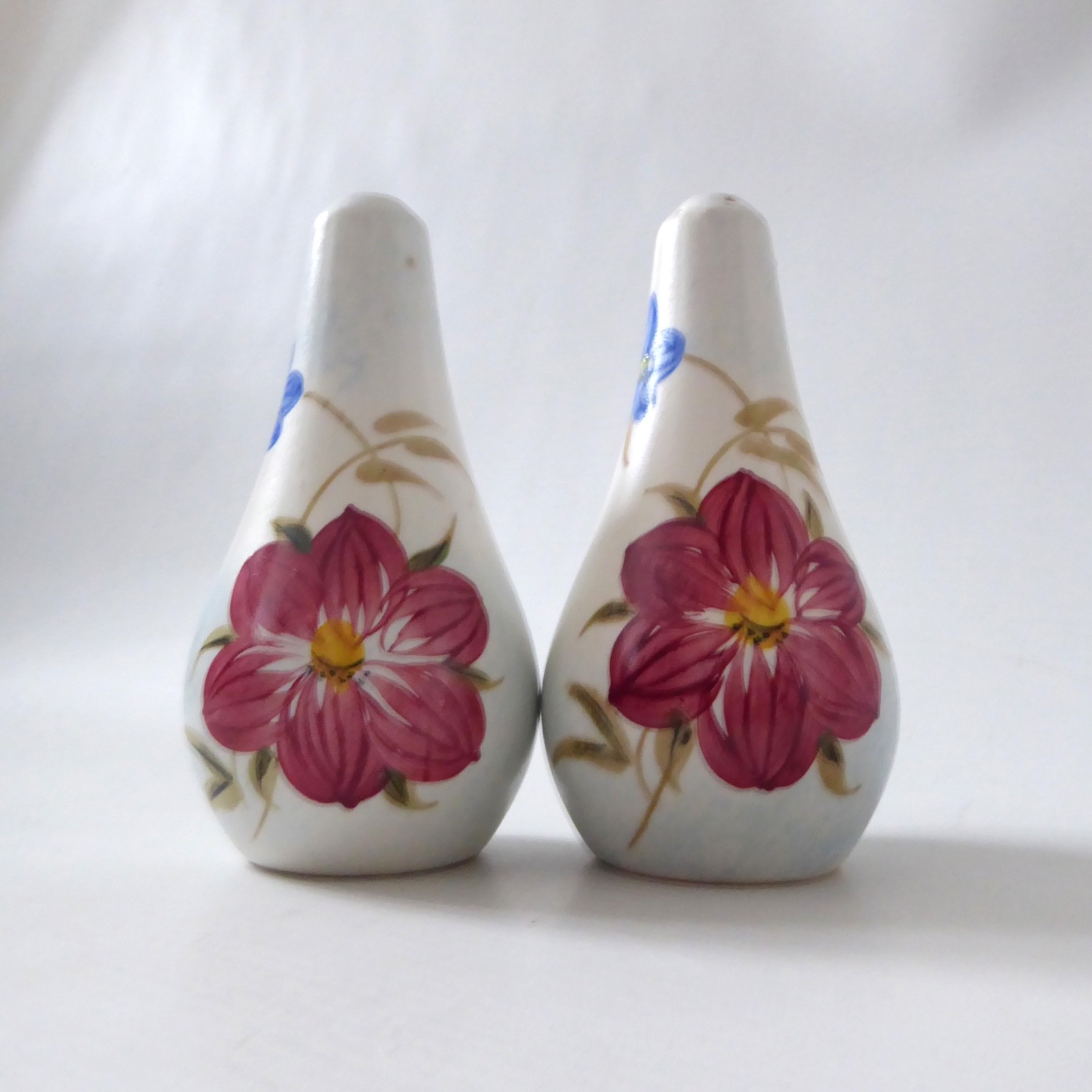 Pair Radford Potteries vintage pottery ceramic salt & pepper shakers pots floral - Image 4