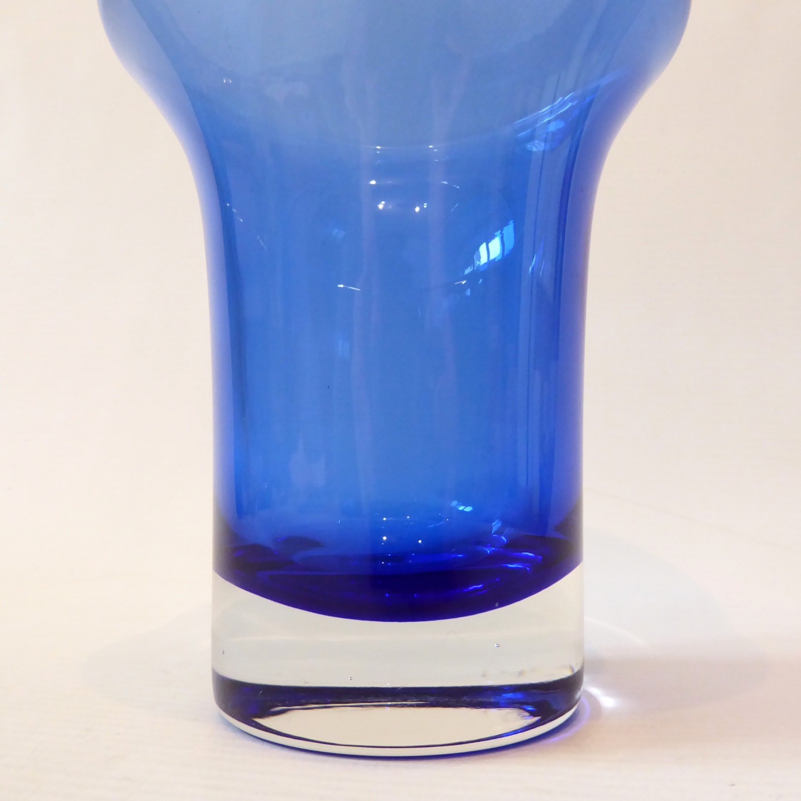 Riihimaki art glass vase, Aimo Okklin. 7" cased blue. Vintage Scandi retro MCM - Image 4