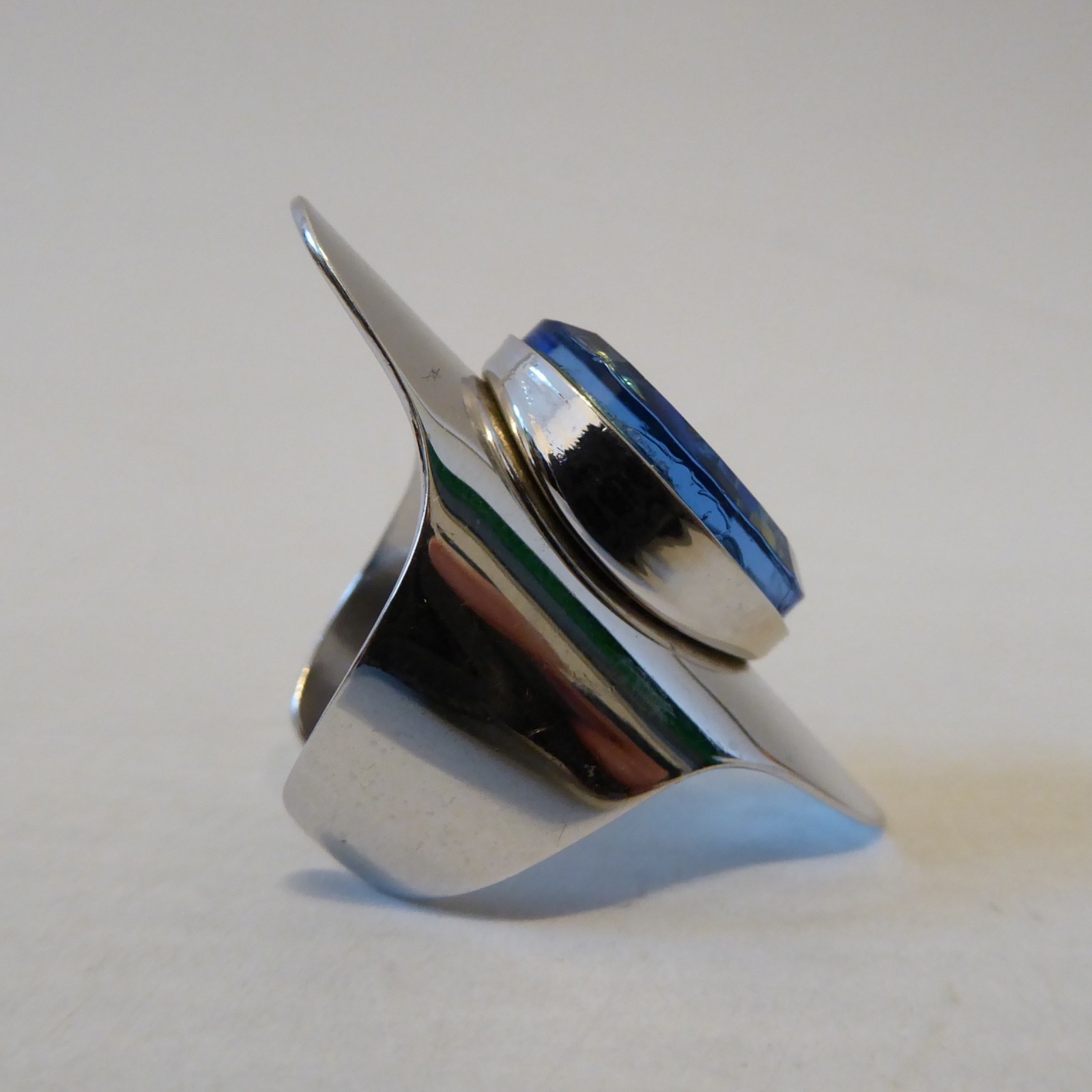 Sarah Coventry vintage statement dress ring, silver tone + blue glass. 70s retro - Image 3