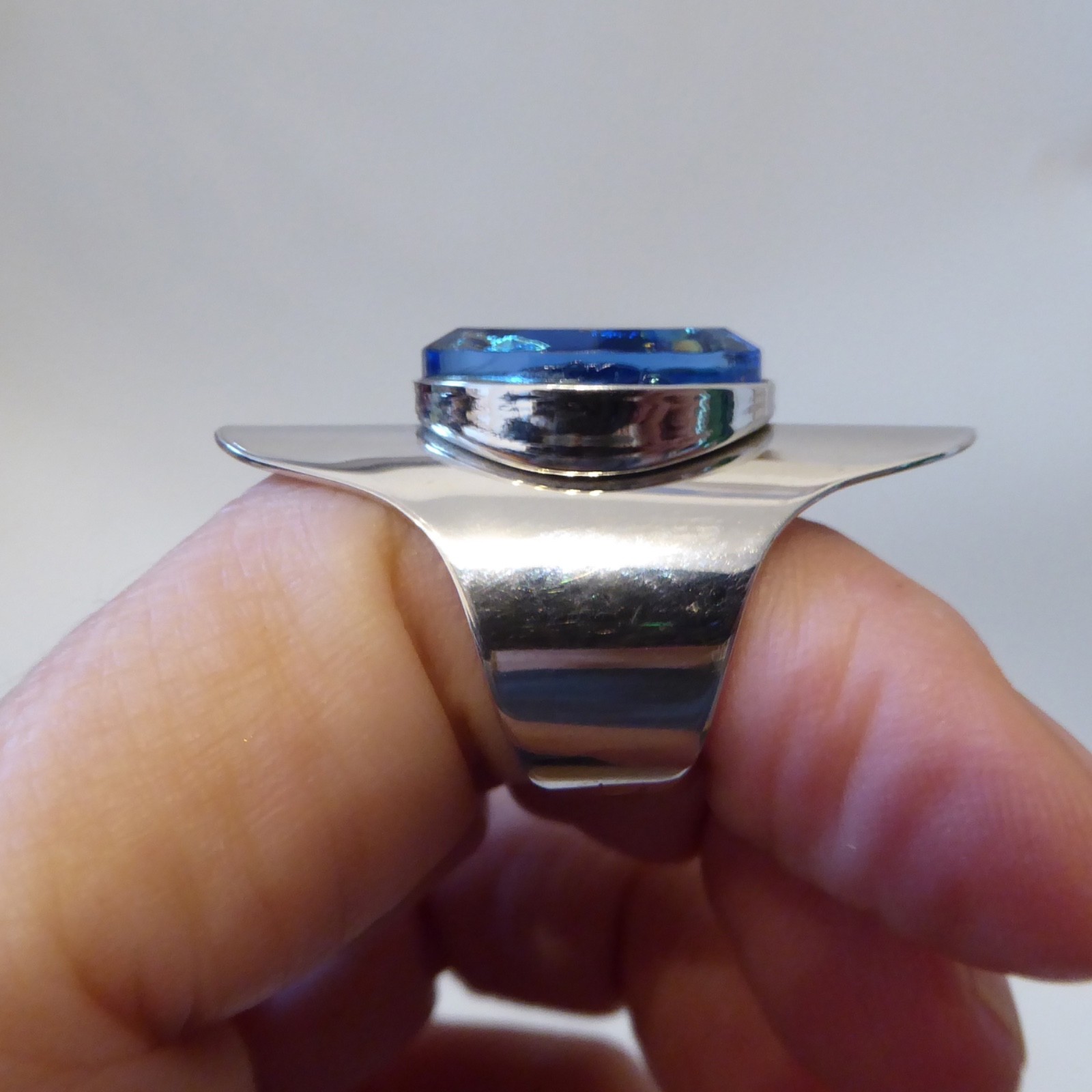 Sarah Coventry vintage statement dress ring, silver tone + blue glass. 70s retro - Image 5