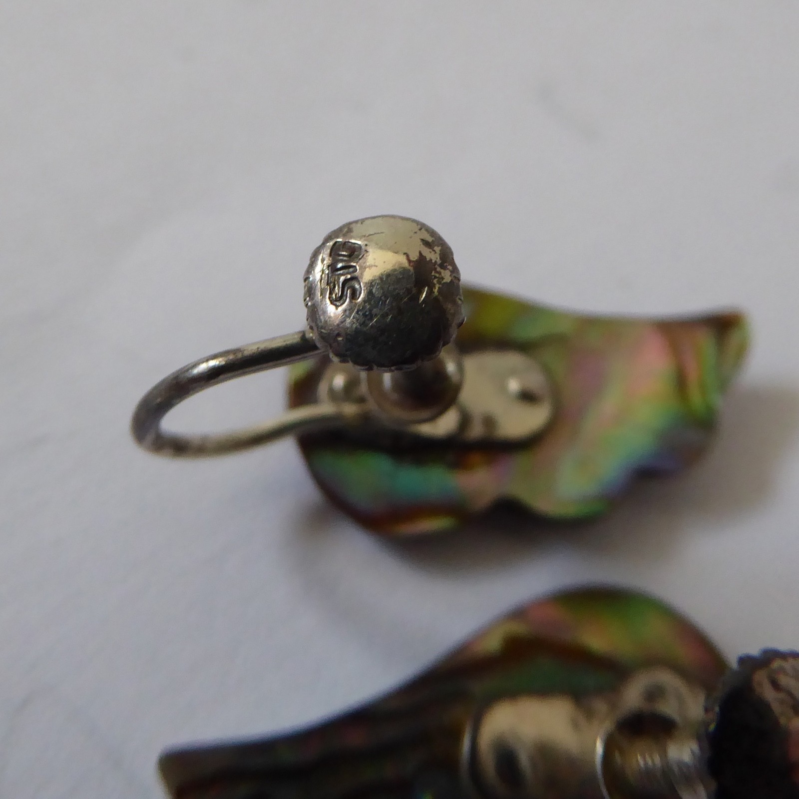 Vintage abalone shell wing shaped earrings, old screw on backs. Sterling metal - Image 10