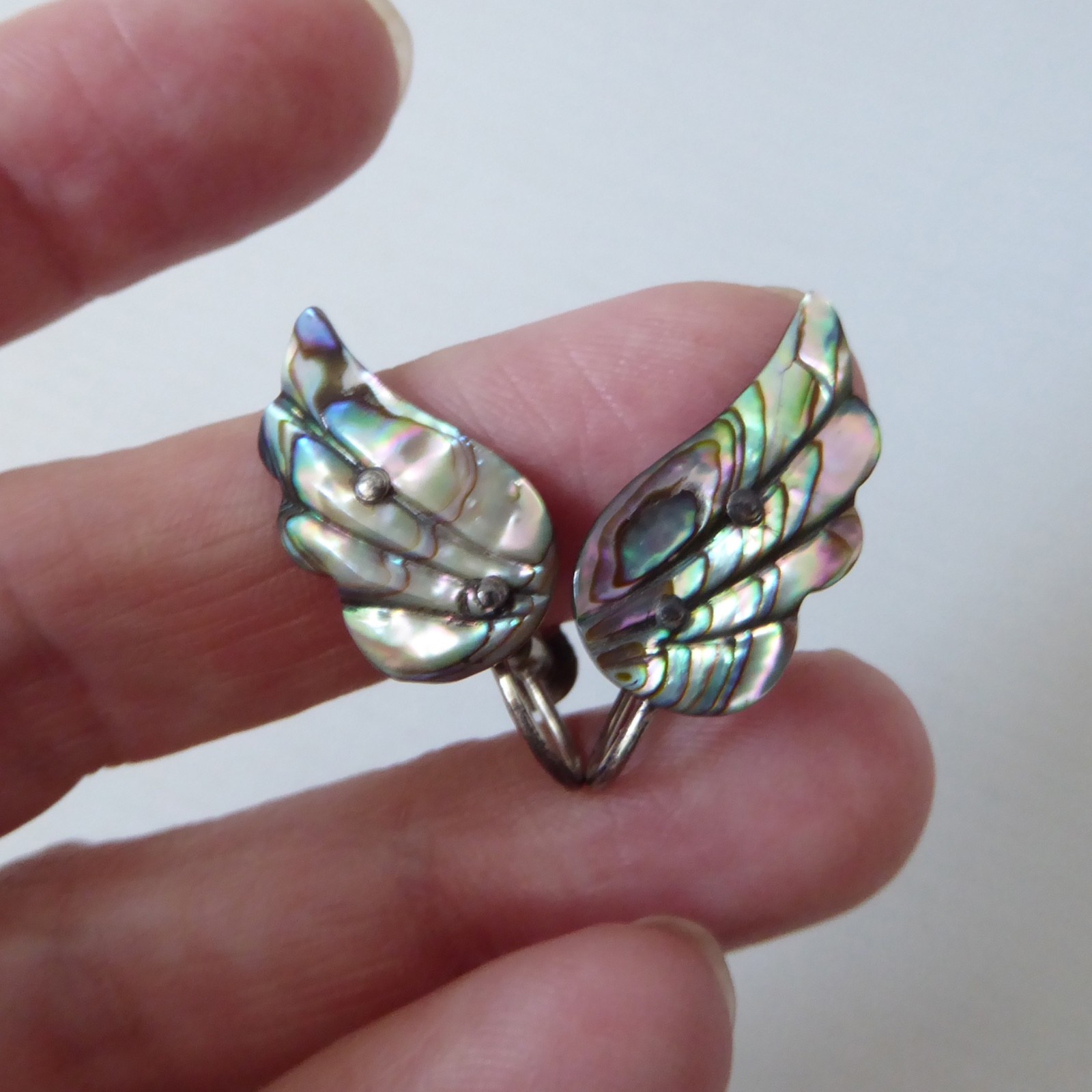 Vintage abalone shell wing shaped earrings, old screw on backs. Sterling metal - Image 2