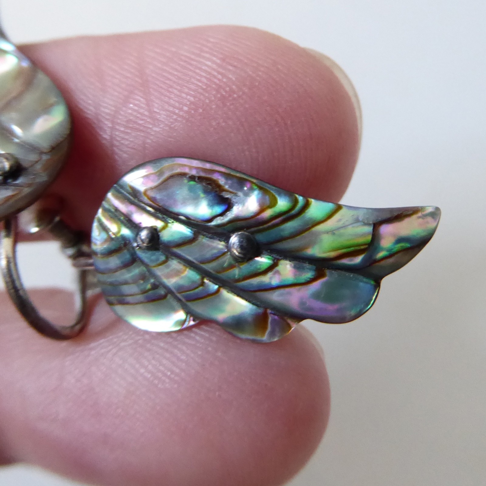 Vintage abalone shell wing shaped earrings, old screw on backs. Sterling metal - Image 3