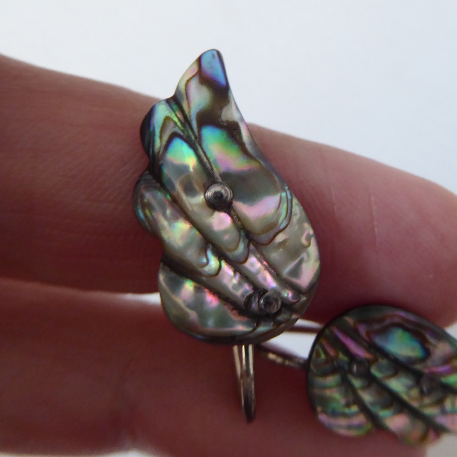 Vintage abalone shell wing shaped earrings, old screw on backs. Sterling metal - Image 4