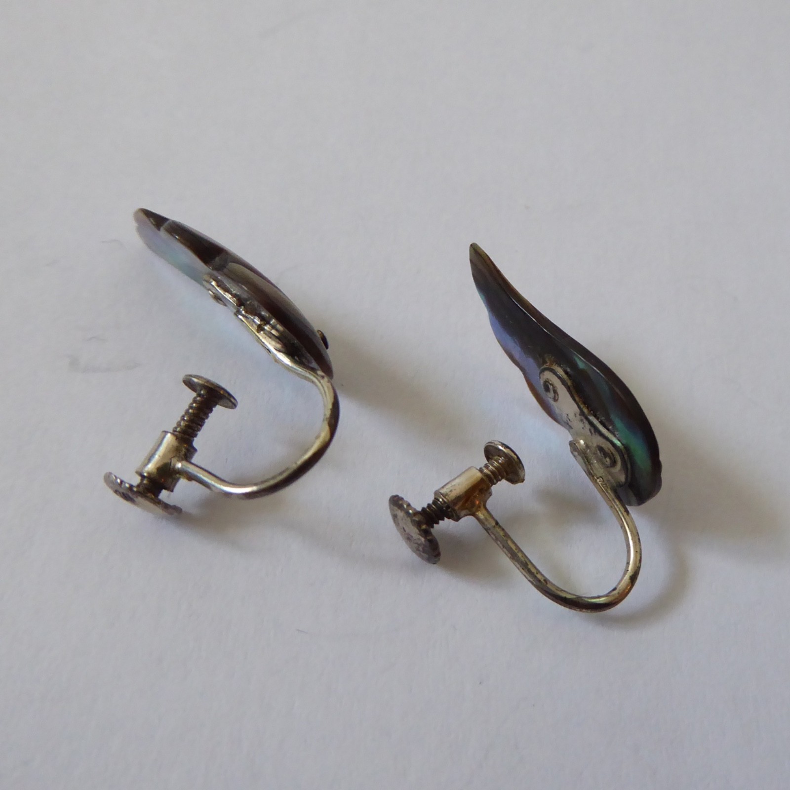Vintage abalone shell wing shaped earrings, old screw on backs. Sterling metal - Image 5