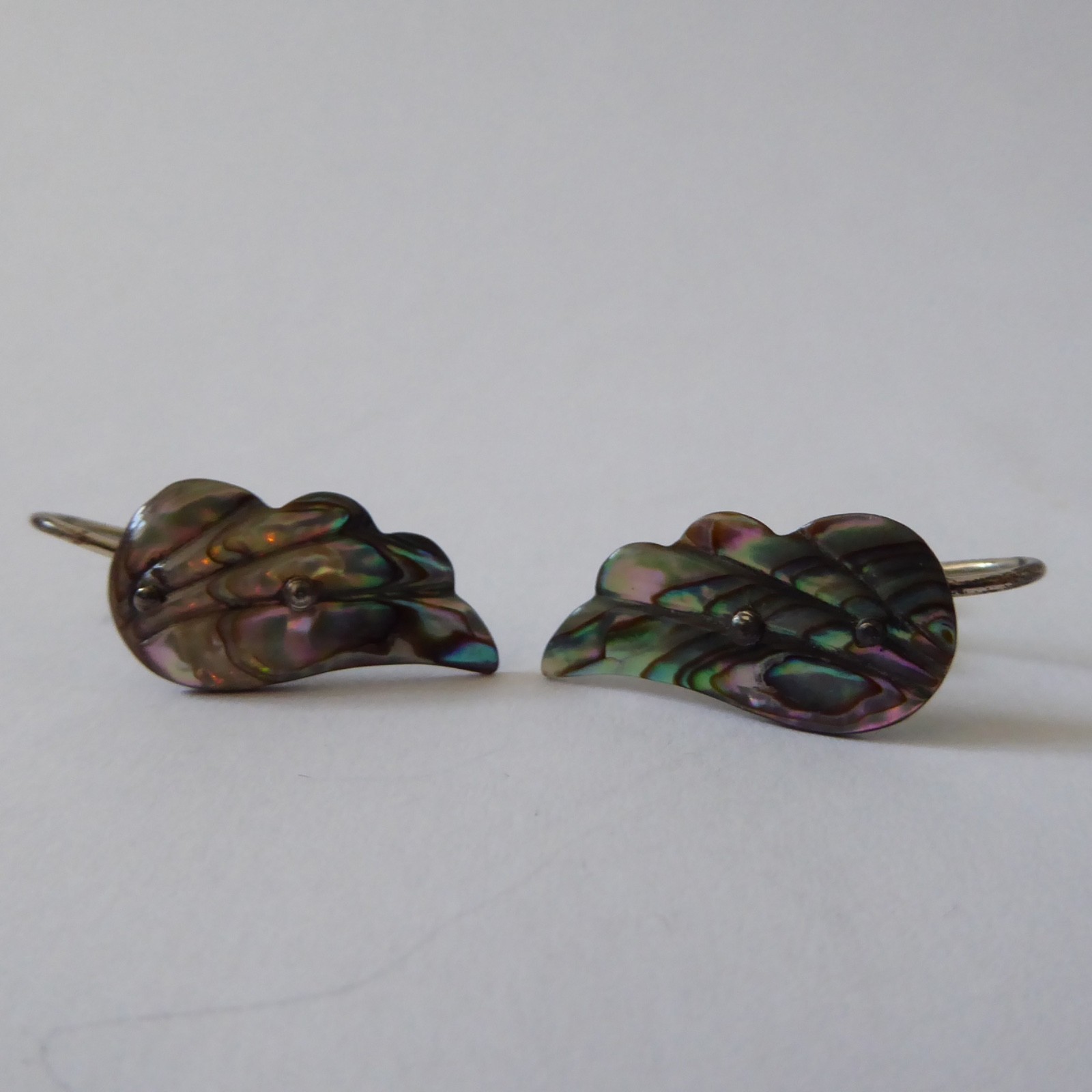 Vintage abalone shell wing shaped earrings, old screw on backs. Sterling metal - Image 6