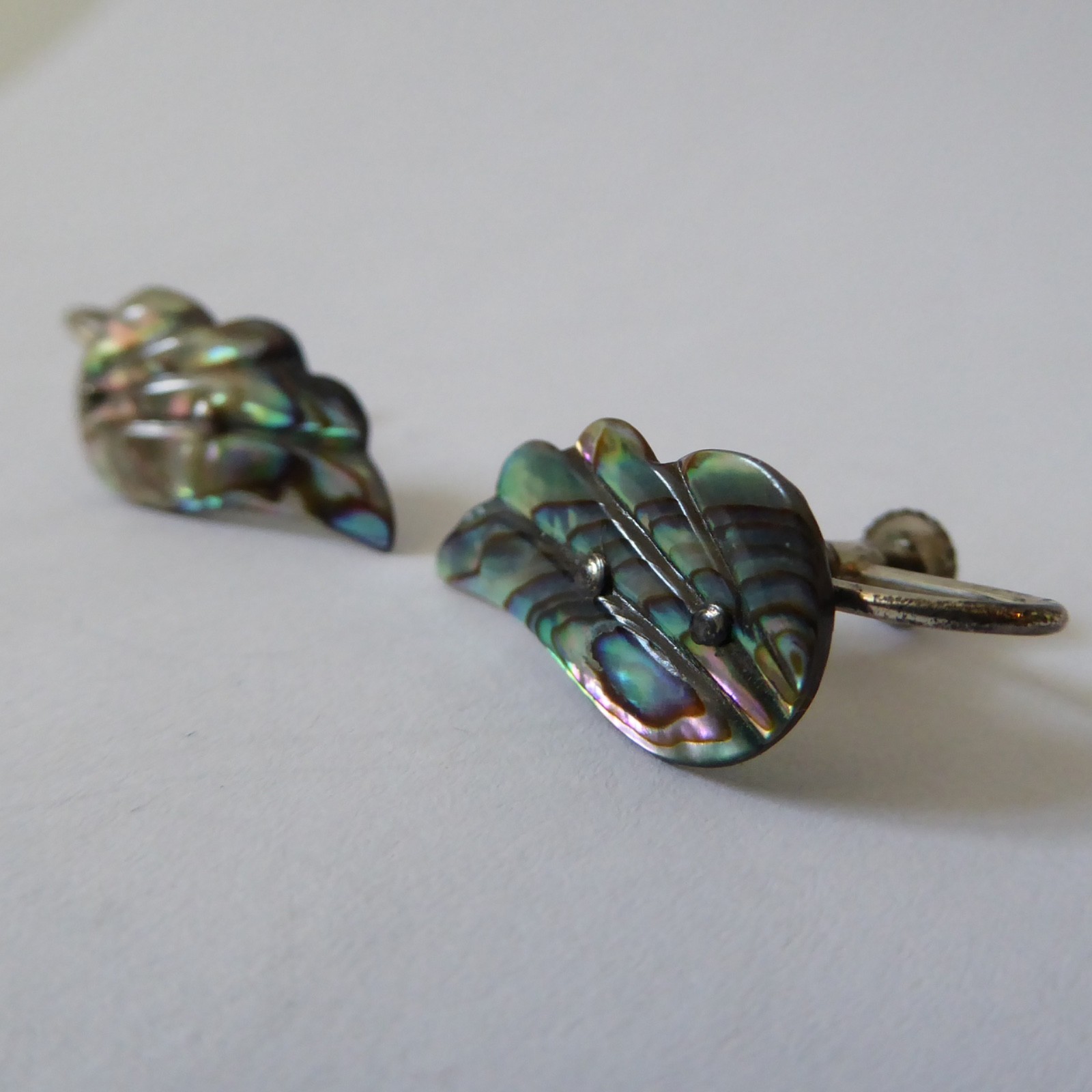 Vintage abalone shell wing shaped earrings, old screw on backs. Sterling metal - Image 7