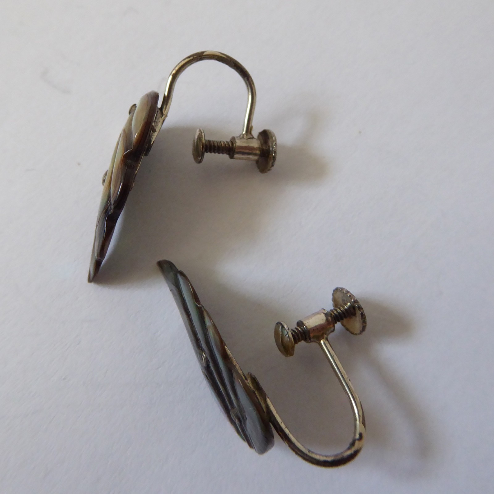 Vintage abalone shell wing shaped earrings, old screw on backs. Sterling metal - Image 8