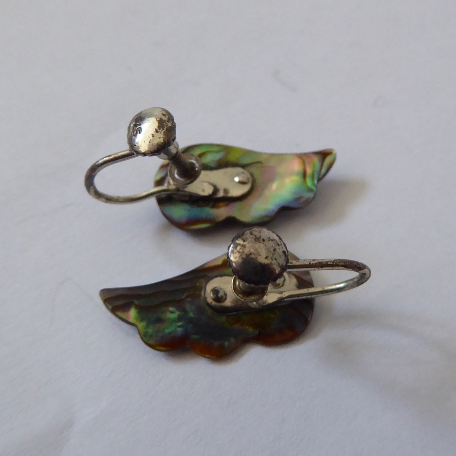 Vintage abalone shell wing shaped earrings, old screw on backs. Sterling metal - Image 9