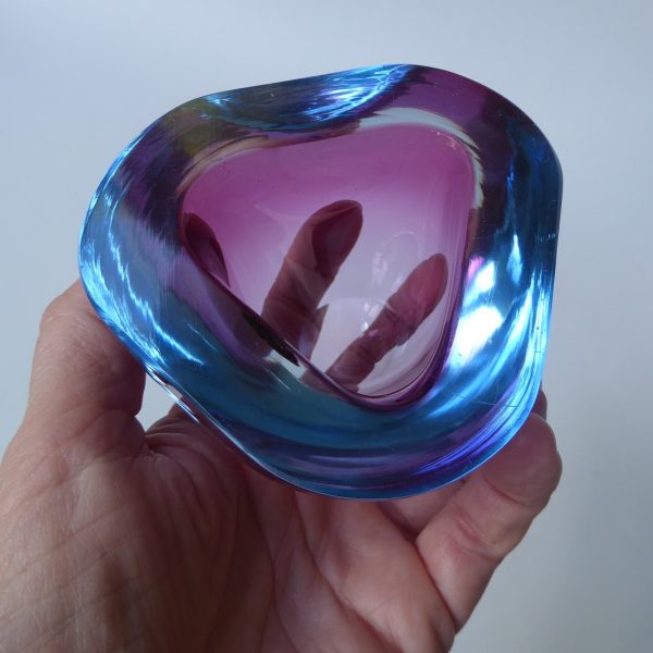Vintage art glass Murano geode bowl, triangular pink, cased blue. Ashtray dish - Image 12