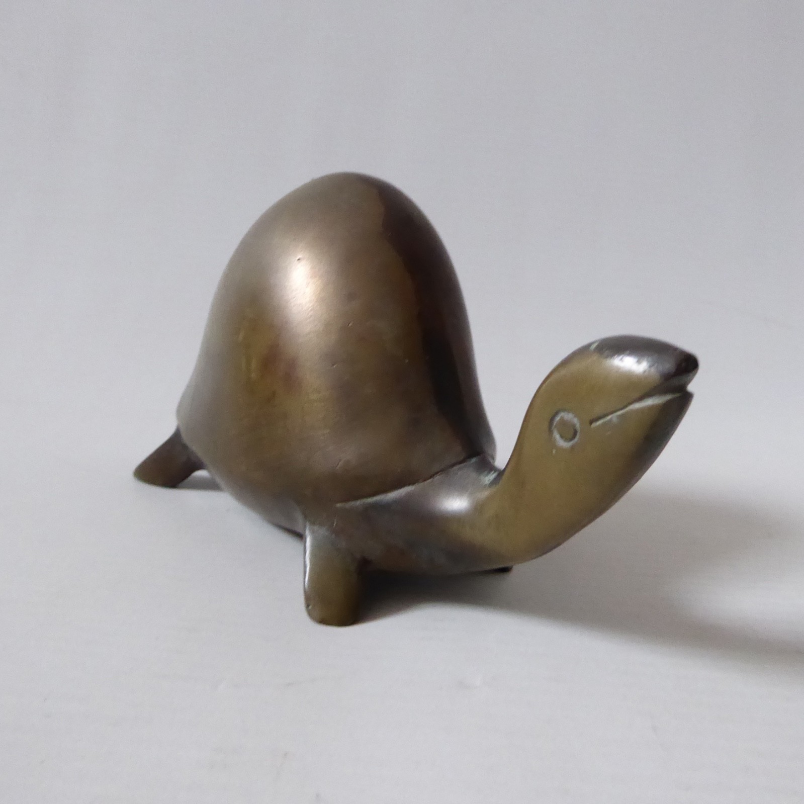 Vintage brass tortoise, minimal retro metal figure. Sculpture ornament, turtle - Image 4