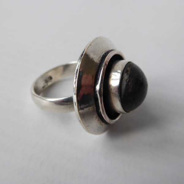 Vintage sterling 925 silver ring + grey gemstone. Chunky round modernist, Size M - Image 5