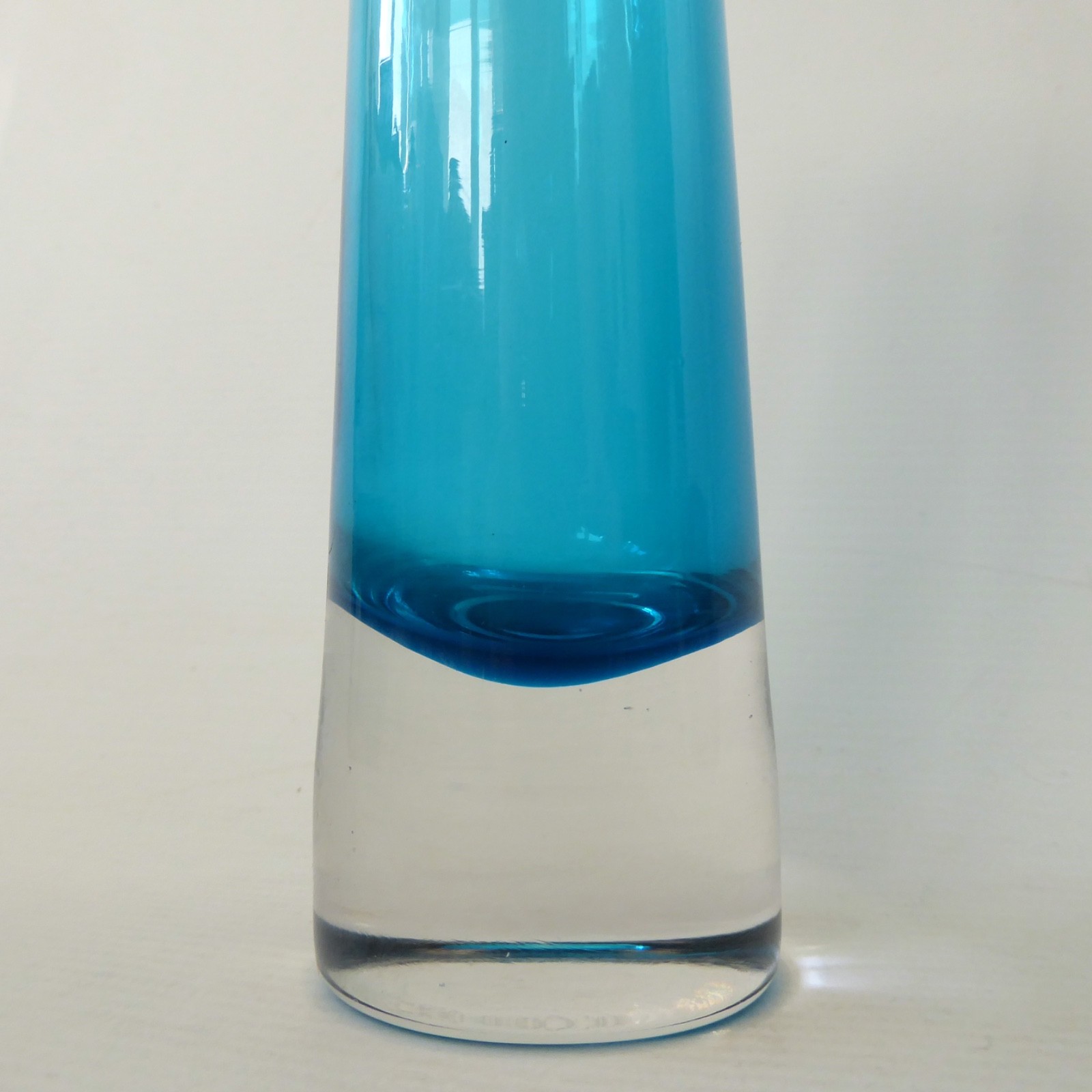 Whitefriars kingfisher blue tapered chimney art glass bud vase 9655, 8". Vintage - Image 4
