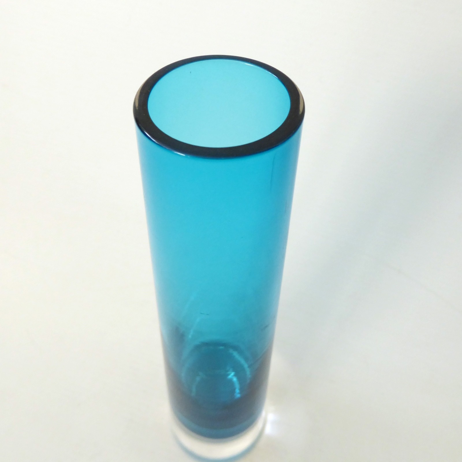 Whitefriars kingfisher blue tapered chimney art glass bud vase 9655, 8". Vintage - Image 5