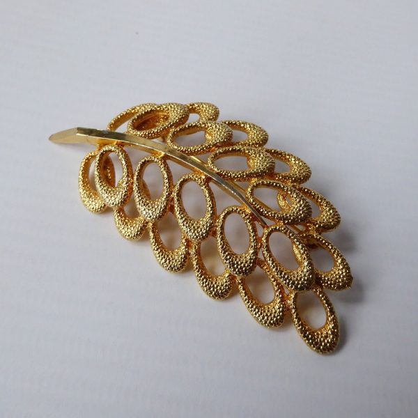 1960s gold-tone large leaf vintage brooch, abstract textured retro costume jewel - Image 4