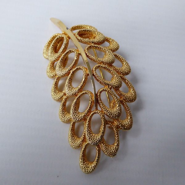 1960s gold-tone large leaf vintage brooch, abstract textured retro costume jewel - Image 5
