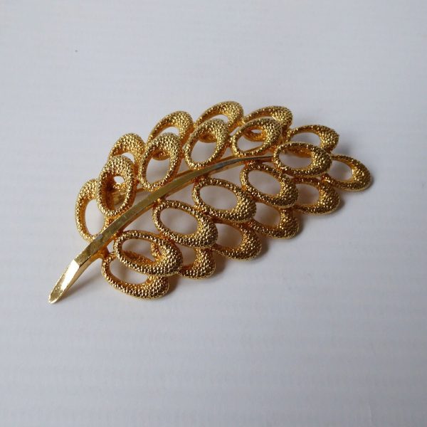 1960s gold-tone large leaf vintage brooch, abstract textured retro costume jewel - Image 6