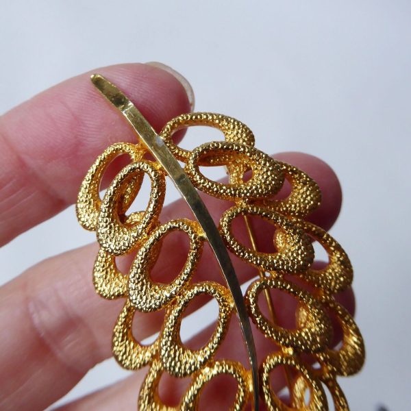 1960s gold-tone large leaf vintage brooch, abstract textured retro costume jewel - Image 9