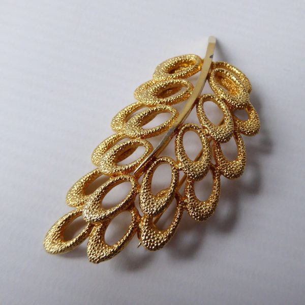 1960s gold-tone large leaf vintage brooch, abstract textured retro costume jewel - Image 10