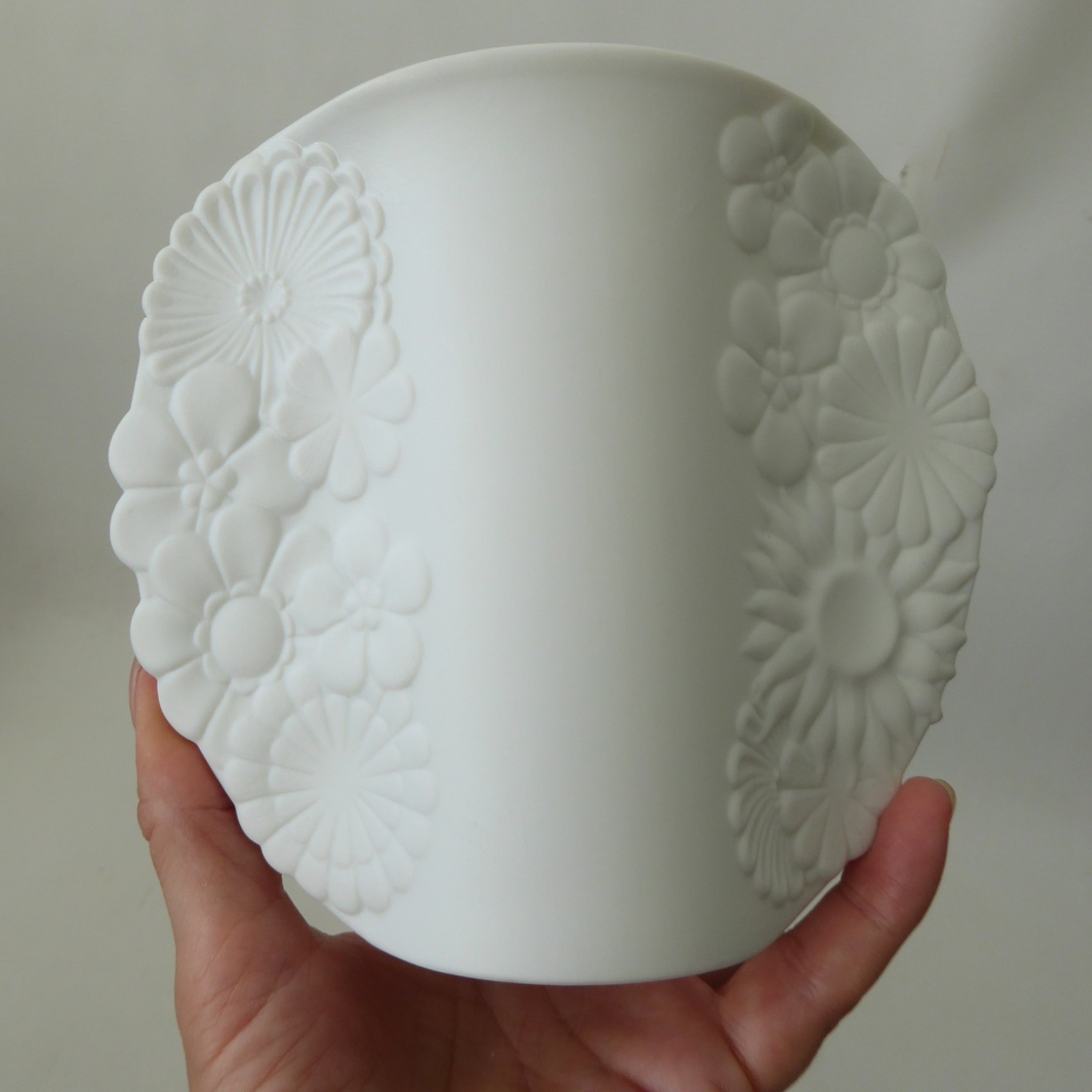 AK Kaiser W. German vintage bisque porcelain flower daisy pinched sides vase 496 - Image 2
