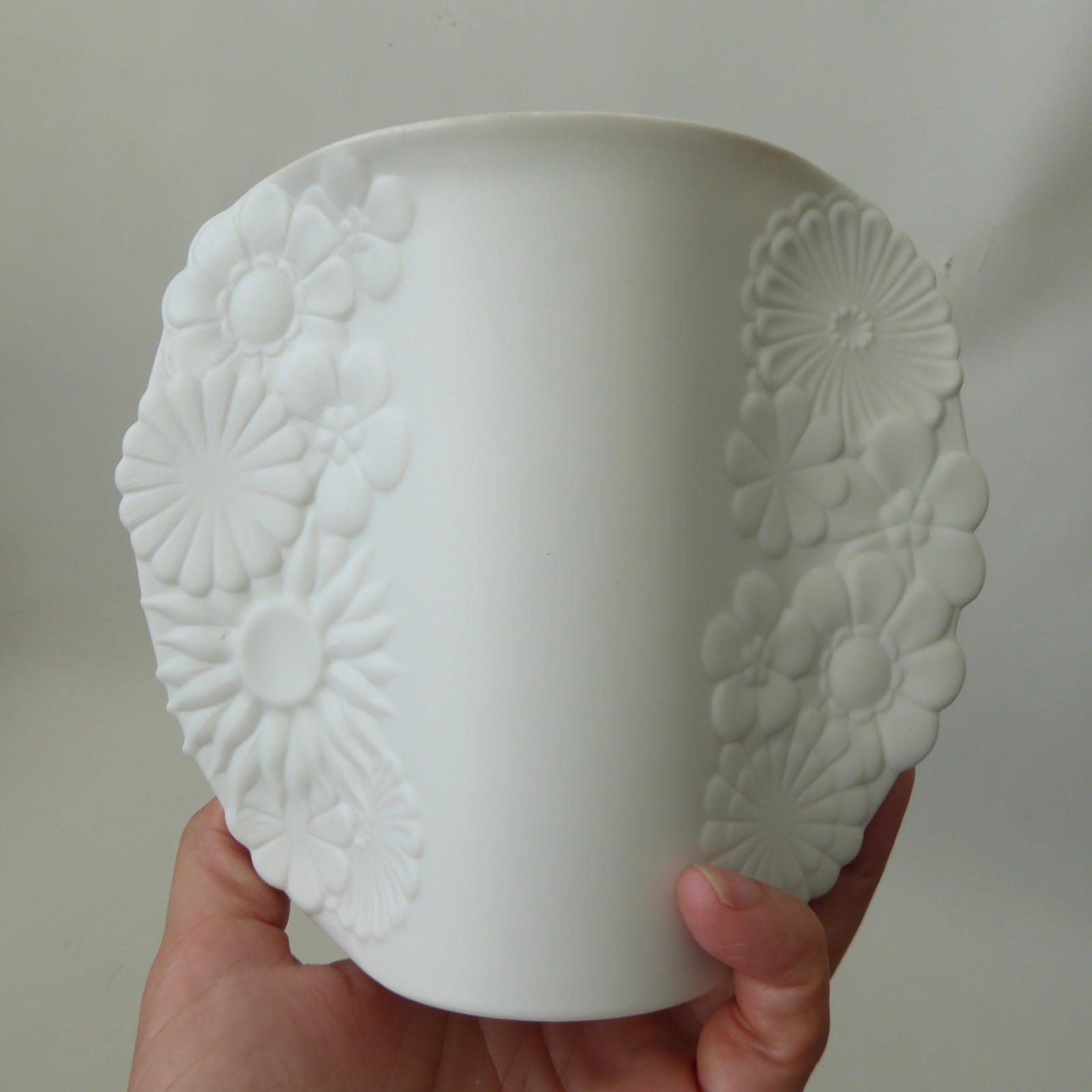AK Kaiser W. German vintage bisque porcelain flower daisy pinched sides vase 496 - Image 3