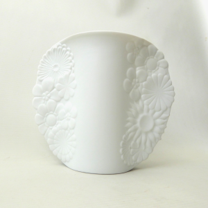 AK Kaiser W. German vintage bisque porcelain flower daisy pinched sides vase 496